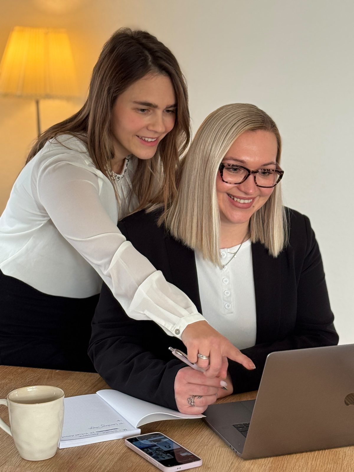 Franziska und Vanessa arbeiten gemeinsam am Laptop